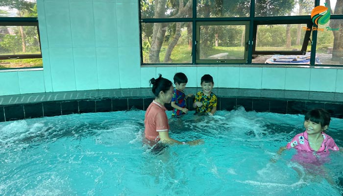 Bể bơi khoáng nóng ở khu du lịch Tản Đà Spa Resort