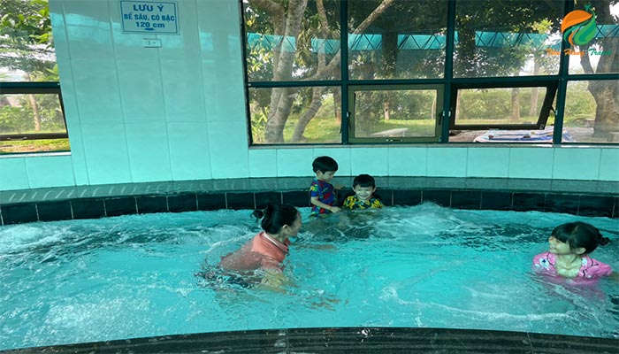 Bể bơi khoáng trong nhà ở Tản Đà Spa Resort