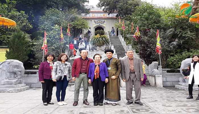 Đền Trung thu hút nhiều du khách về thăm quan