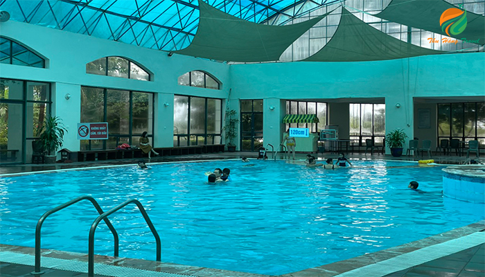 Bể bơi trong nhà - địa điểm tắm nóng mùa đông