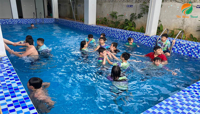 Bể bơi tại khu Gia Trịnh Eco Farm