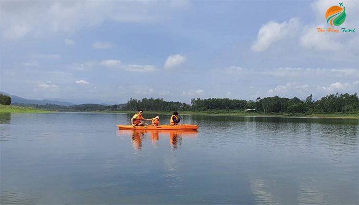 Chèo thuyền Kayak trên Hồ Suối Hai