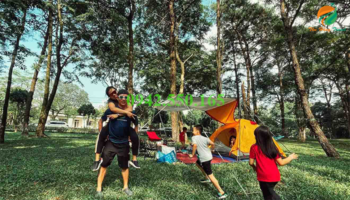 Gia đình cắm trại rừng thông Ba Vì
