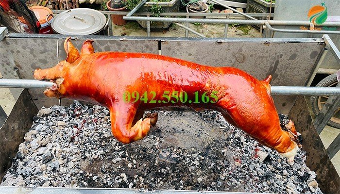 Lợn quay nguyên con - đặt ăn gần Tản Đà Resort