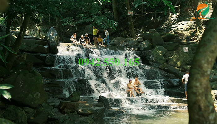 Tắm thác Trung Sơn
