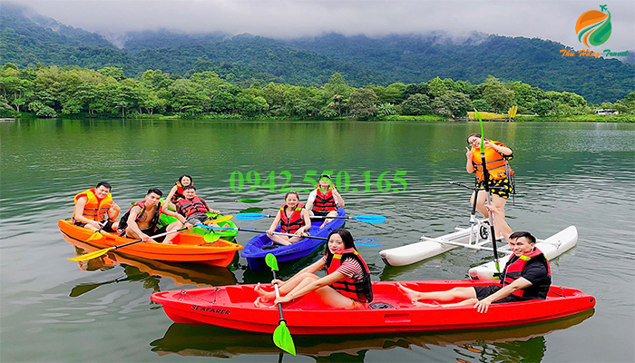 Chèo thuyền trên hồ Ngoạn Sơn