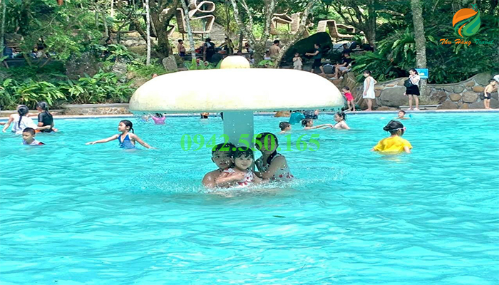 Bể bơi trẻ em ở Thiên Sơn trong chuyến du lịch ba Vì trong ngày