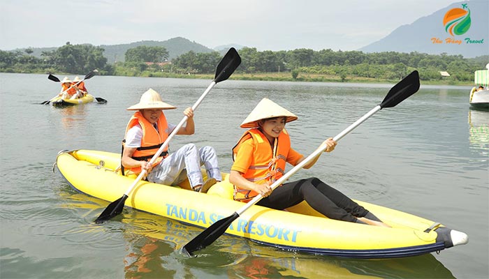 Chèo thuyền kayak trên hồ suối Bơn