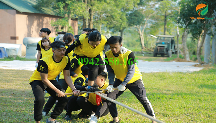 Trò chơi cây cầu giấy trong game team building cho doanh nghiệp