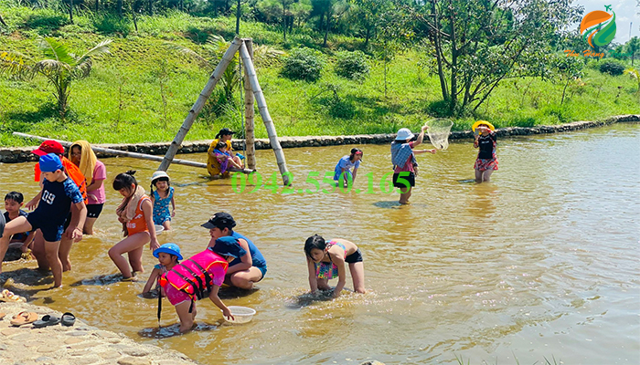 Bắt cá trong tour 2 ngày 1 đêm