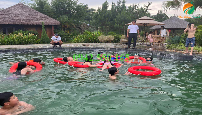 Bể bơi Làng trong thung jacaranda