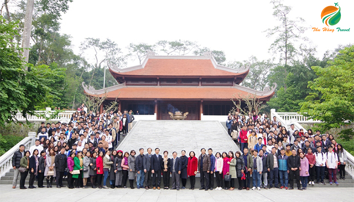 Dâng hương nhà tưởng niệm Bác Hồ